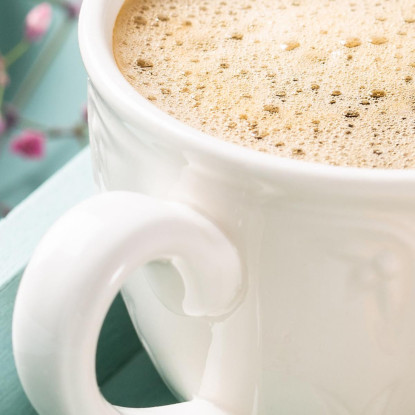 Quadro Moderno Colazione Elegante Con Caffè Cremoso E Pain Au Chocolat Su Vassoio Azzurro foo33 quadro stampato su tela