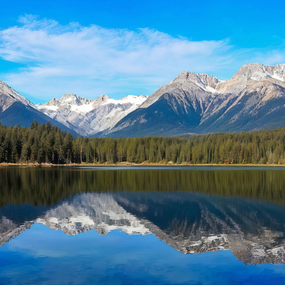Painting Mountains Ruhiger Bergsee Mit Perfekter Spiegelung Schneebedeckter Gipfel Und Kiefernwälder drucken auf leinwand