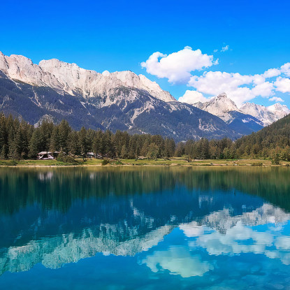 Peinture De Montagnes Montagnes Enneigées Perçant Les Brumes Avec Des Pics Déchiquetés Et Des Structures Rocheuses tableau impr